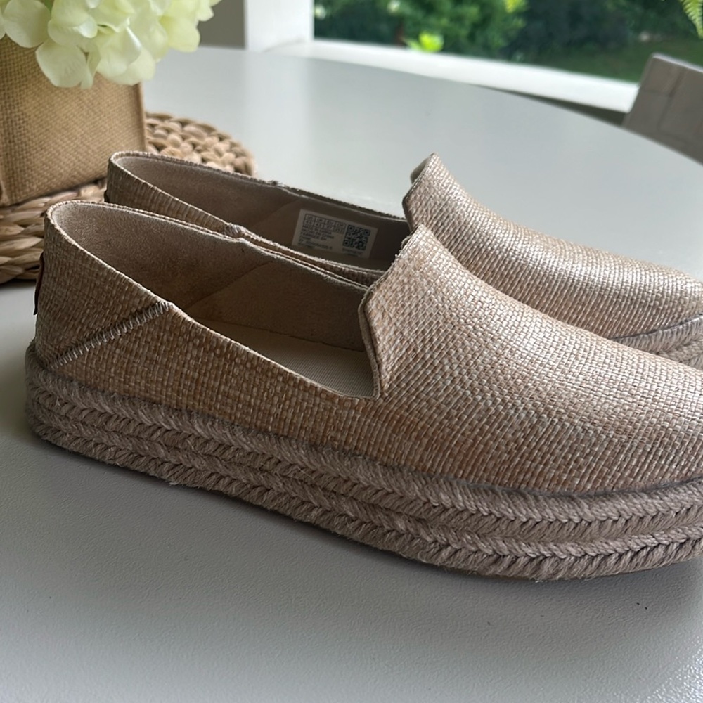 Brand New TOMS Carolina Espadrilles – Size 6.5 – Almond Raffia